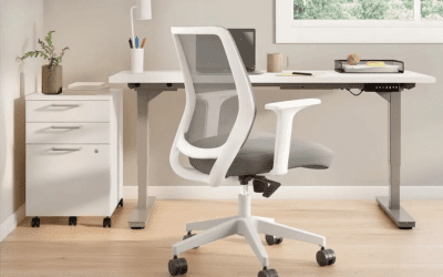 Ejercicios y estiramientos para aliviar la tensión utilizando una silla de oficina.