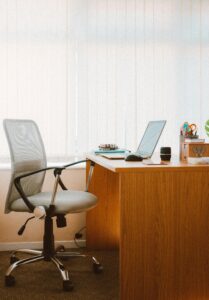 Escritorio moderno con silla de oficina ergonómica