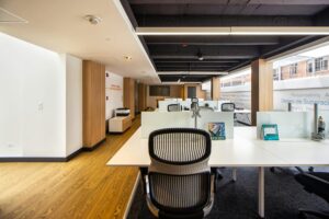 Silla de oficina económica con soporte lumbar en escritorio de home office