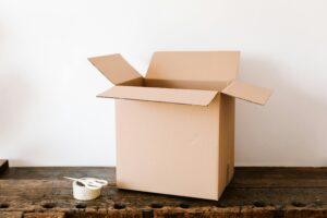 Caja de envío para entregar un paquete (reforzando la entrega a domicilio).