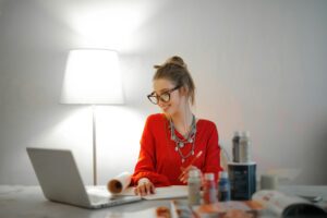 Persona trabajando en home office en la CDMX con una silla ergonómica y económica.