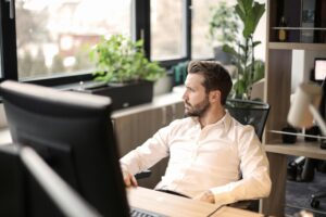 Hombre ajustando su silla ergonómica de oficina en CDMX.