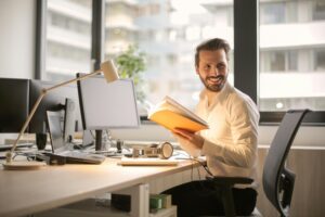 Comparación entre sillas económicas y sillas ergonómicas de oficina