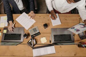 Una oficina moderna con escritorio minimalista y lámpara, transmitiendo elegancia.