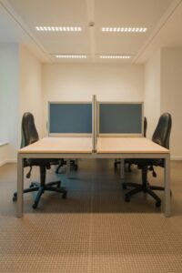 Área de coworking equipada con diferentes modelos de sillas operativas