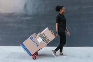Caja con silla de oficina lista para envío a domicilio