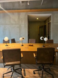 oficina minimalista con escritorio blanco y ventana luminosa.