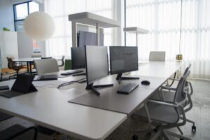 Grupo de trabajadores en oficina moderna