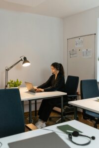 Persona ajustando respaldo ergonómico de una silla.