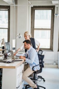 Equipo de trabajo en reunión productiva dentro de oficina