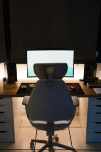 Usuario ajustando el reposacabezas de una silla ergonómica.