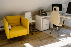 Home office con silla ergonómica y reposacabezas ajustable.