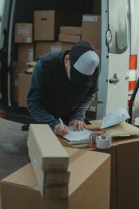 Joven emprendedor recibiendo una silla nueva en su domicilio.