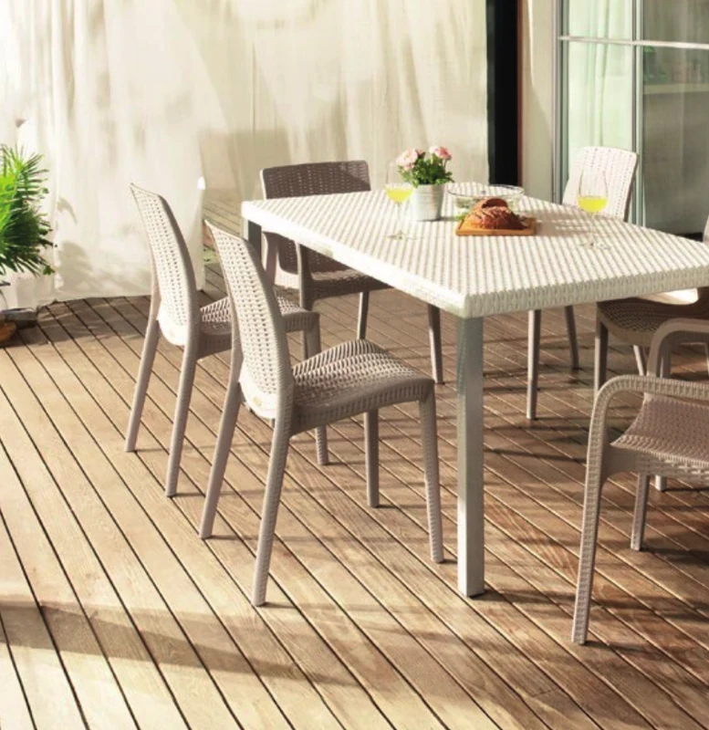 Mesa BRIVANA ALTA blanca ambientada en terraza