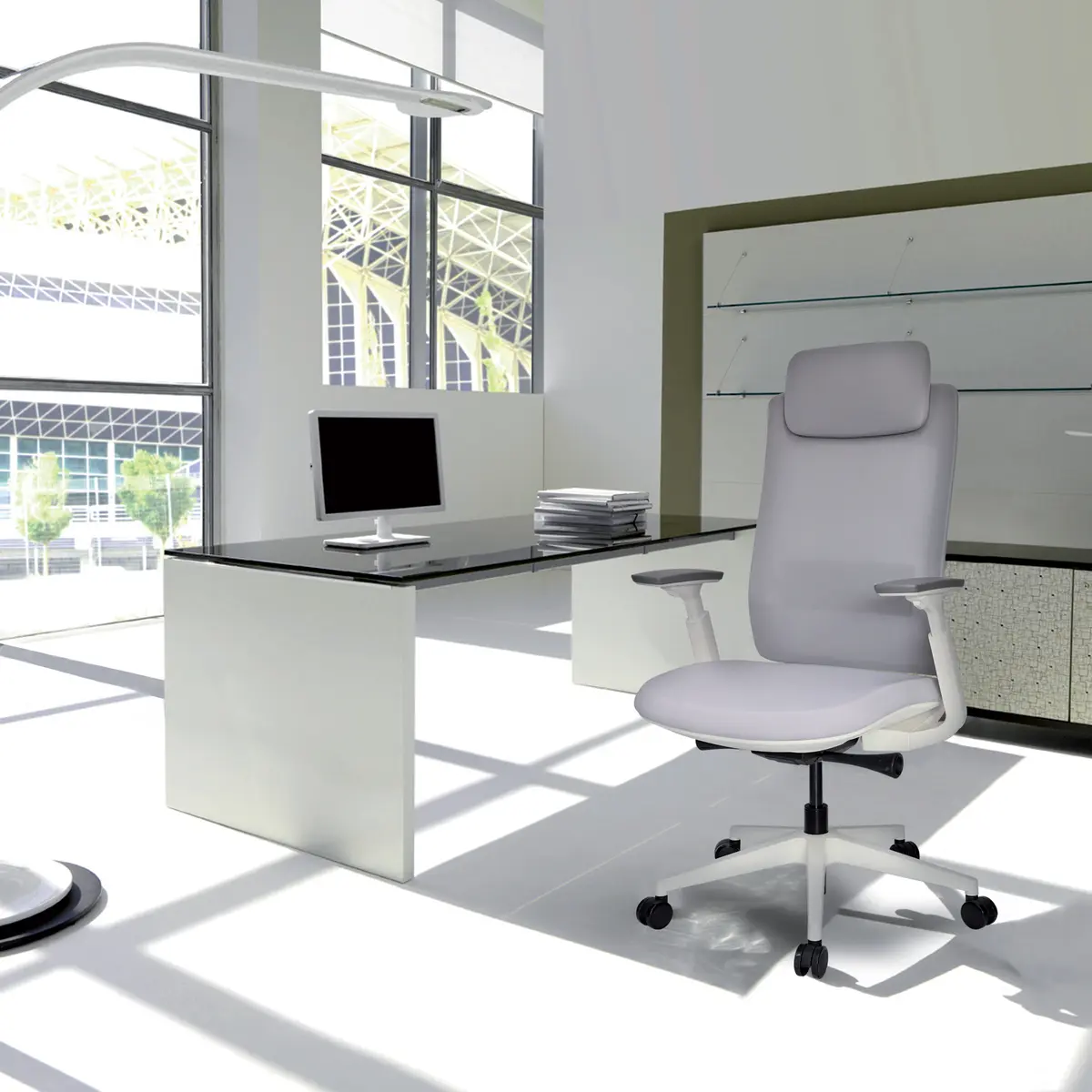 Sillón ejecutivo CELINA BLANCO en espacio de oficina