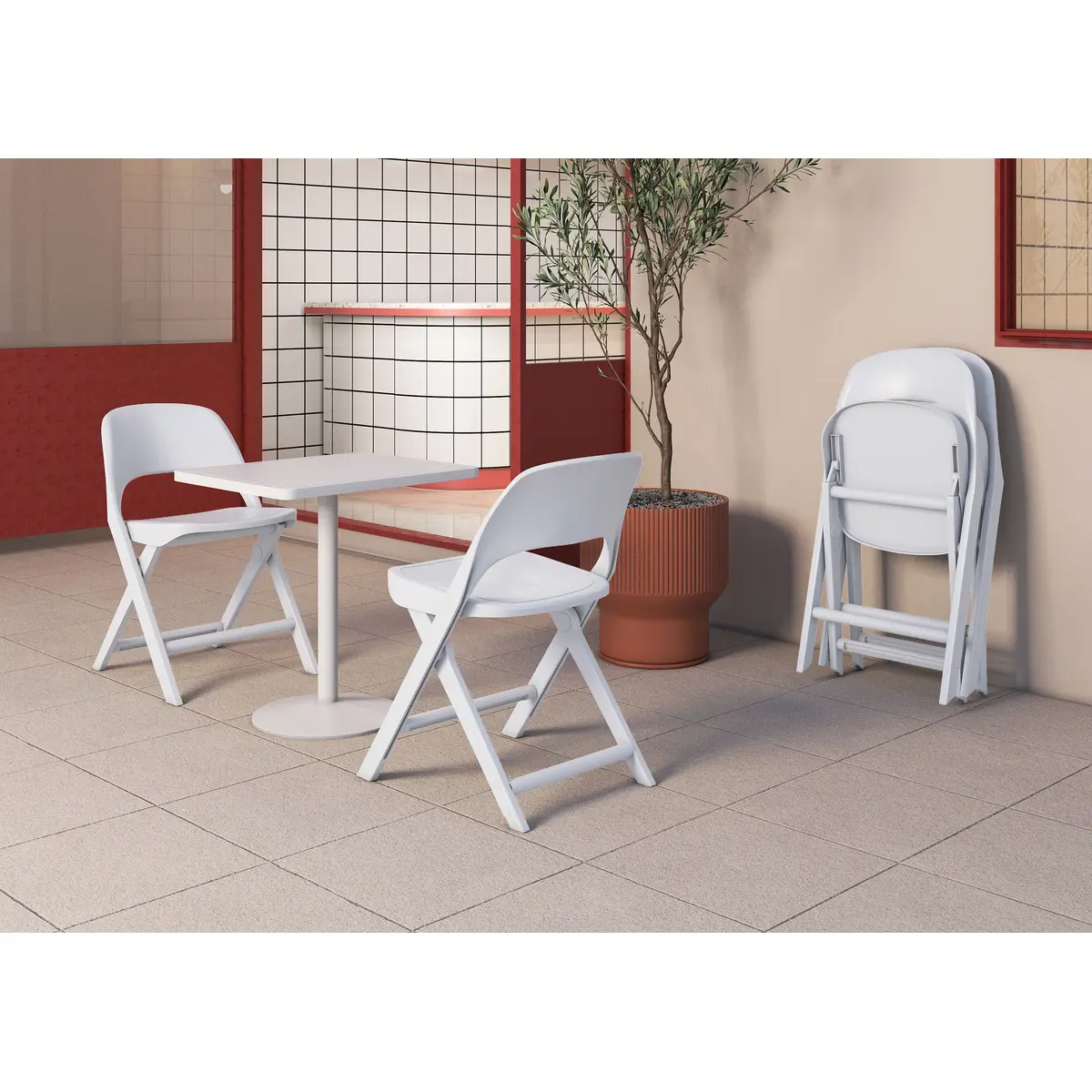Sillas LARIS junto a una mesa y sillas plegadas