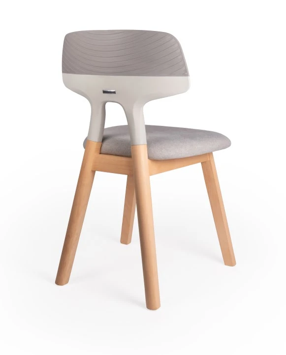 Silla LERIVA BAJO con tela gris y estructura de madera vista frontal