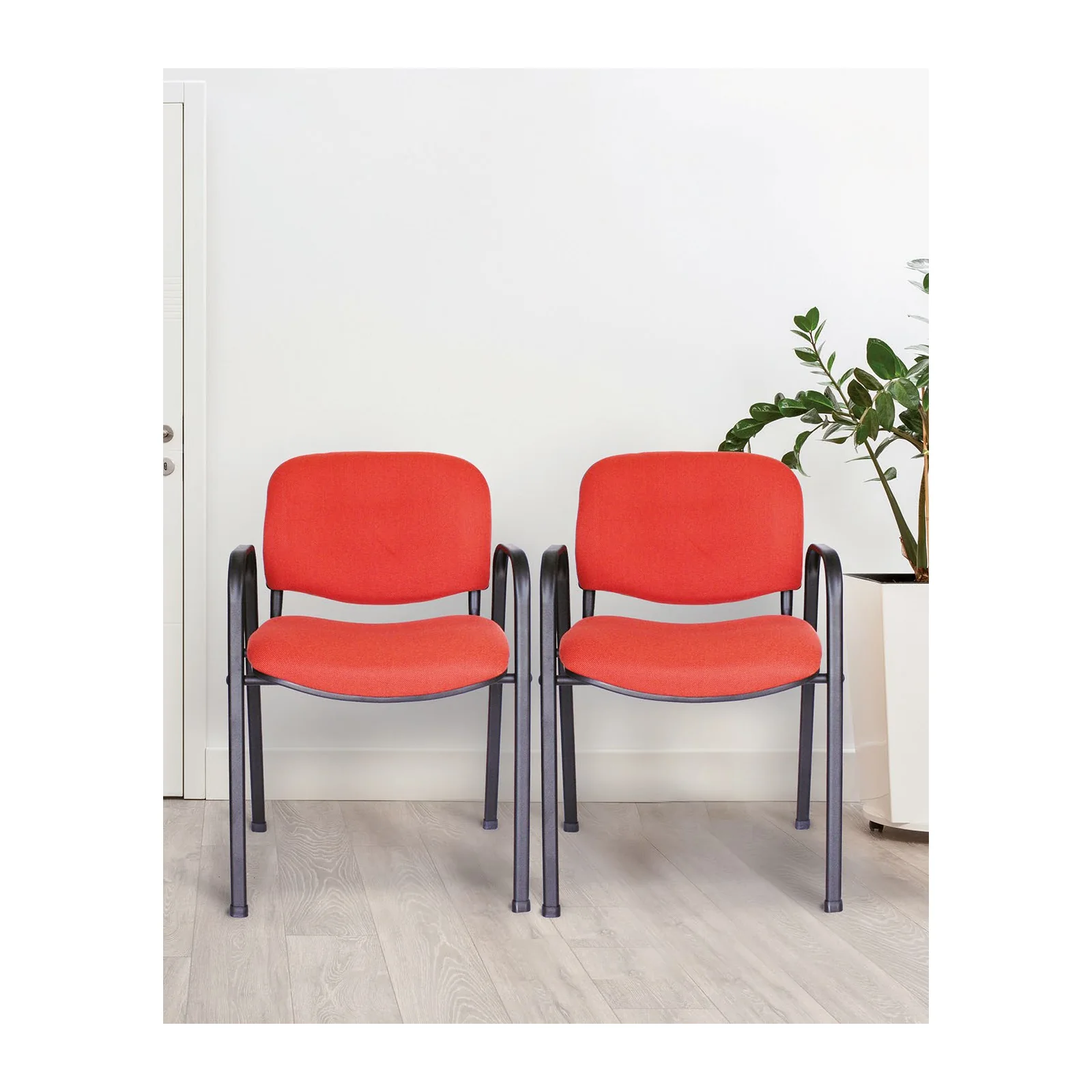 Luma con brazo 10116 – silla de visita ambientada Silla de visita Luma con brazo 10116 tapizada en espacio interior