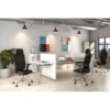 Savia Negro silla ejecutiva ergonómica en oficina