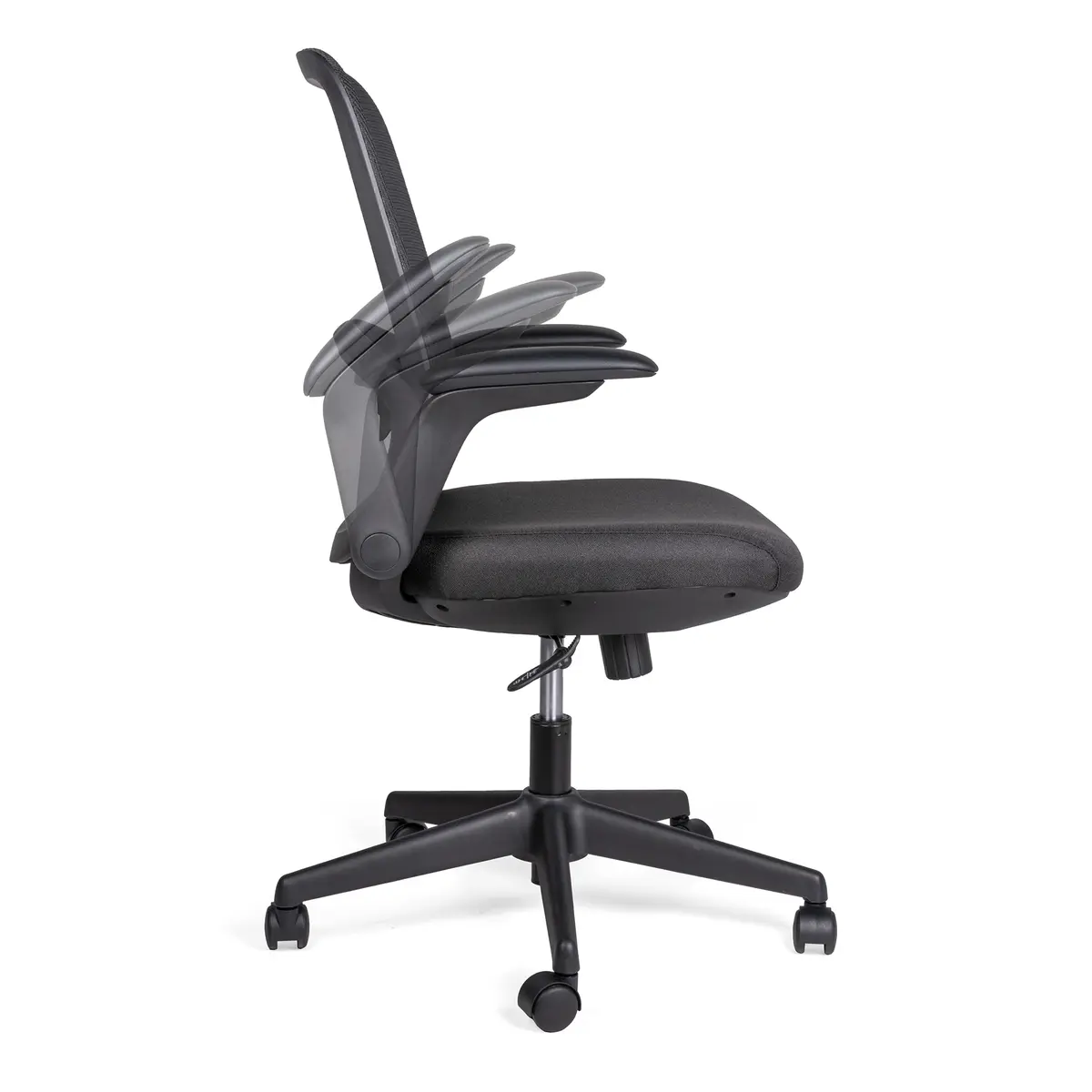 Vista frontal de Verea con respaldo medio de malla negra, soporte lumbar fijo, asiento acojinado y brazos abatibles.